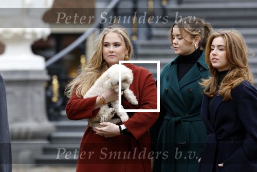 Den Haag 22 december 2023
Fotouurtje met Koning Willem Alexander Koningin Maxima Prinses Amalia Prinses Alexia Prinses Ariane en hun hondje Mambo bij Huis ten Bosch .