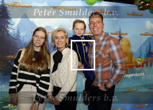 Amsterdam 2 december 2023
Premiere vogelvlucht in Pathe arena .
De cast met oa Floris Gobel Edsilia Rombley Linda Wagemakers Rayen Panday Posy Bakkum Imaani Oosterhuis Karin Bloemen en Thomas Koekkoek. Rob Geus met vrouw en kinderen