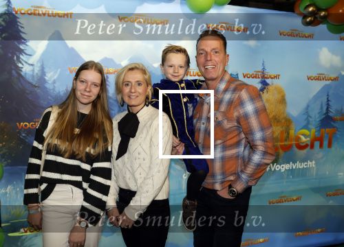 Amsterdam 2 december 2023
Premiere vogelvlucht in Pathe arena .
De cast met oa Floris Gobel Edsilia Rombley Linda Wagemakers Rayen Panday Posy Bakkum Imaani Oosterhuis Karin Bloemen en Thomas Koekkoek. Rob Geus met vrouw en kinderen