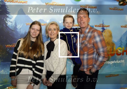 Amsterdam 2 december 2023
Premiere vogelvlucht in Pathe arena .
De cast met oa Floris Gobel Edsilia Rombley Linda Wagemakers Rayen Panday Posy Bakkum Imaani Oosterhuis Karin Bloemen en Thomas Koekkoek. Rob Geus met vrouw en kinderen