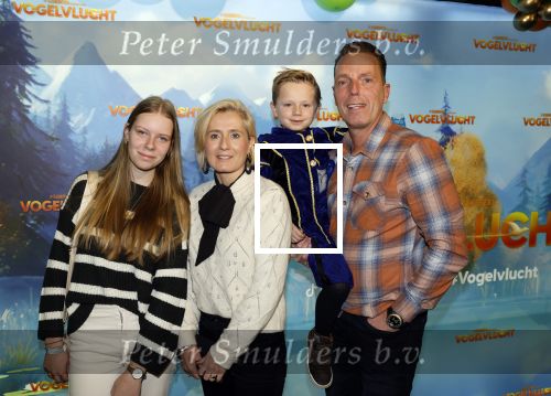 Amsterdam 2 december 2023
Premiere vogelvlucht in Pathe arena .
De cast met oa Floris Gobel Edsilia Rombley Linda Wagemakers Rayen Panday Posy Bakkum Imaani Oosterhuis Karin Bloemen en Thomas Koekkoek. Rob Geus met vrouw en kinderen