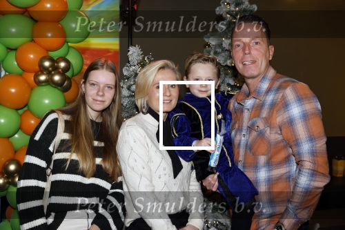 Amsterdam 2 december 2023
Premiere vogelvlucht in Pathe arena .
De cast met oa Floris Gobel Edsilia Rombley Linda Wagemakers Rayen Panday Posy Bakkum Imaani Oosterhuis Karin Bloemen en Thomas Koekkoek. Rob Geus met vrouw en kinderen