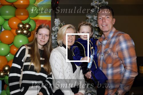 Amsterdam 2 december 2023
Premiere vogelvlucht in Pathe arena .
De cast met oa Floris Gobel Edsilia Rombley Linda Wagemakers Rayen Panday Posy Bakkum Imaani Oosterhuis Karin Bloemen en Thomas Koekkoek. Rob Geus met vrouw en kinderen