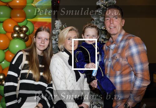 Amsterdam 2 december 2023
Premiere vogelvlucht in Pathe arena .
De cast met oa Floris Gobel Edsilia Rombley Linda Wagemakers Rayen Panday Posy Bakkum Imaani Oosterhuis Karin Bloemen en Thomas Koekkoek. Rob Geus met vrouw en kinderen