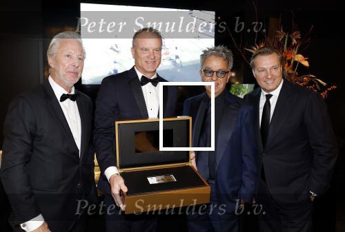 Amsterdam 9 december 2023
VIP dag van de luxury fair in de RAI. Dennis Bergkamp en zijn vrouw Henriette en dochters Estell ( zwanger) Saffron en Yasmin op de stand van Gassan Diamonds . presentatie gouden bankbiljet Dennis Bergkamp. david Bijlsma reikt het eerste exemplaar uit. Rob Jansen David Bijlsma Yves Gijraths en Dennis Bergkamp