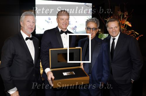 Amsterdam 9 december 2023
VIP dag van de luxury fair in de RAI. Dennis Bergkamp en zijn vrouw Henriette en dochters Estell ( zwanger) Saffron en Yasmin op de stand van Gassan Diamonds . presentatie gouden bankbiljet Dennis Bergkamp. david Bijlsma reikt het eerste exemplaar uit. Rob Jansen David Bijlsma Yves Gijraths en Dennis Bergkamp