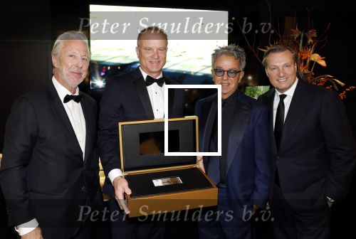 Amsterdam 9 december 2023
VIP dag van de luxury fair in de RAI. Dennis Bergkamp en zijn vrouw Henriette en dochters Estell ( zwanger) Saffron en Yasmin op de stand van Gassan Diamonds . presentatie gouden bankbiljet Dennis Bergkamp. david Bijlsma reikt het eerste exemplaar uit. Rob Jansen David Bijlsma Yves Gijraths en Dennis Bergkamp