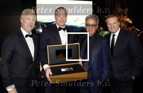 Amsterdam 9 december 2023
VIP dag van de luxury fair in de RAI. Dennis Bergkamp en zijn vrouw Henriette en dochters Estell ( zwanger) Saffron en Yasmin op de stand van Gassan Diamonds . presentatie gouden bankbiljet Dennis Bergkamp. david Bijlsma reikt het eerste exemplaar uit. Rob Jansen David Bijlsma Yves Gijraths en Dennis Bergkamp