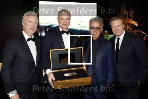 Amsterdam 9 december 2023
VIP dag van de luxury fair in de RAI. Dennis Bergkamp en zijn vrouw Henriette en dochters Estell ( zwanger) Saffron en Yasmin op de stand van Gassan Diamonds . presentatie gouden bankbiljet Dennis Bergkamp. david Bijlsma reikt het eerste exemplaar uit. Rob Jansen David Bijlsma Yves Gijraths en Dennis Bergkamp