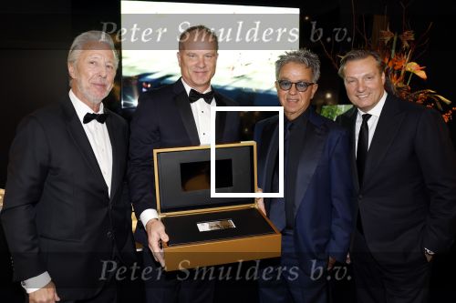 Amsterdam 9 december 2023
VIP dag van de luxury fair in de RAI. Dennis Bergkamp en zijn vrouw Henriette en dochters Estell ( zwanger) Saffron en Yasmin op de stand van Gassan Diamonds . presentatie gouden bankbiljet Dennis Bergkamp. david Bijlsma reikt het eerste exemplaar uit. Rob Jansen David Bijlsma Yves Gijraths en Dennis Bergkamp