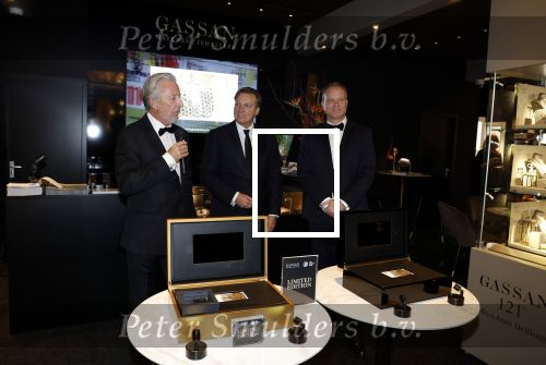 Amsterdam 9 december 2023
VIP dag van de luxury fair in de RAI. Dennis Bergkamp en zijn vrouw Henriette en dochters Estell ( zwanger) Saffron en Yasmin op de stand van Gassan Diamonds . presentatie gouden bankbiljet Dennis Bergkamp. david Bijlsma reikt het eerste exemplaar uit. Rob Jansen Davids Bijlsma en Dennis Bergkamp