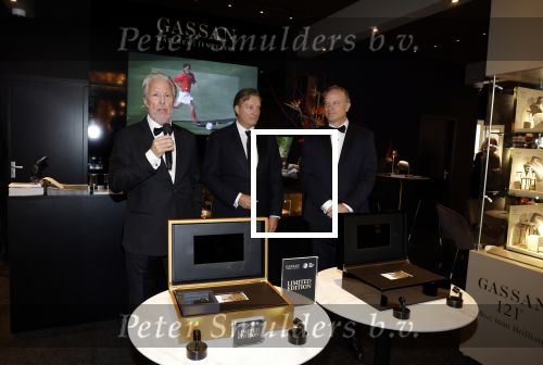 Amsterdam 9 december 2023
VIP dag van de luxury fair in de RAI. Dennis Bergkamp en zijn vrouw Henriette en dochters Estell ( zwanger) Saffron en Yasmin op de stand van Gassan Diamonds . presentatie gouden bankbiljet Dennis Bergkamp. david Bijlsma reikt het eerste exemplaar uit. Rob Jansen Davids Bijlsma en Dennis Bergkamp