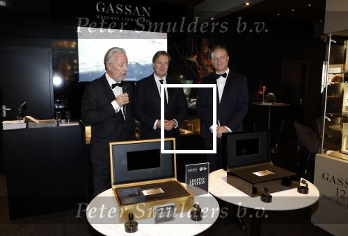 Amsterdam 9 december 2023
VIP dag van de luxury fair in de RAI. Dennis Bergkamp en zijn vrouw Henriette en dochters Estell ( zwanger) Saffron en Yasmin op de stand van Gassan Diamonds . presentatie gouden bankbiljet Dennis Bergkamp. david Bijlsma reikt het eerste exemplaar uit. Rob Jansen Davids Bijlsma en Dennis Bergkamp