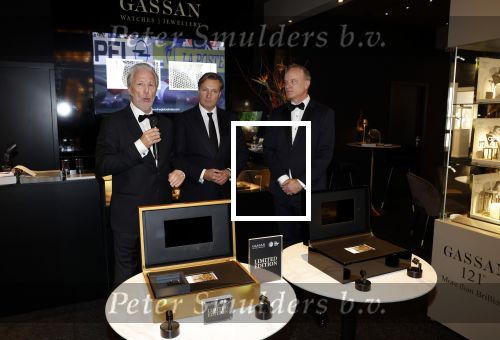 Amsterdam 9 december 2023
VIP dag van de luxury fair in de RAI. Dennis Bergkamp en zijn vrouw Henriette en dochters Estell ( zwanger) Saffron en Yasmin op de stand van Gassan Diamonds . presentatie gouden bankbiljet Dennis Bergkamp. david Bijlsma reikt het eerste exemplaar uit. Rob Jansen Davids Bijlsma en Dennis Bergkamp