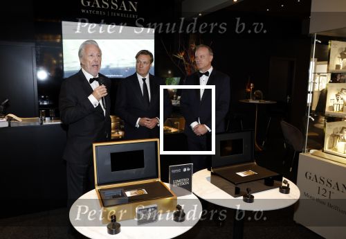 Amsterdam 9 december 2023
VIP dag van de luxury fair in de RAI. Dennis Bergkamp en zijn vrouw Henriette en dochters Estell ( zwanger) Saffron en Yasmin op de stand van Gassan Diamonds . presentatie gouden bankbiljet Dennis Bergkamp. david Bijlsma reikt het eerste exemplaar uit. Rob Jansen Davids Bijlsma en Dennis Bergkamp