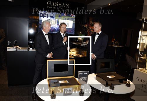 Amsterdam 9 december 2023
VIP dag van de luxury fair in de RAI. Dennis Bergkamp en zijn vrouw Henriette en dochters Estell ( zwanger) Saffron en Yasmin op de stand van Gassan Diamonds . presentatie gouden bankbiljet Dennis Bergkamp. david Bijlsma reikt het eerste exemplaar uit. Rob Jansen Davids Bijlsma en Dennis Bergkamp