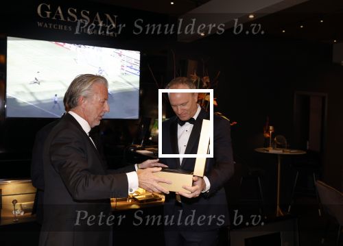 Amsterdam 9 december 2023
VIP dag van de luxury fair in de RAI. Dennis Bergkamp en zijn vrouw Henriette en dochters Estell ( zwanger) Saffron en Yasmin op de stand van Gassan Diamonds . presentatie gouden bankbiljet Dennis Bergkamp. david Bijlsma reikt het eerste exemplaar uit. Rob Jansen Davids Bijlsma en Dennis Bergkamp