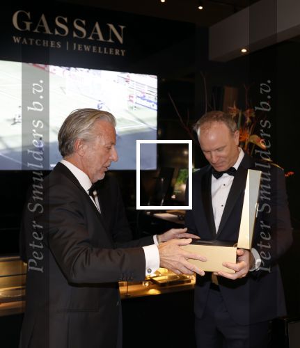Amsterdam 9 december 2023
VIP dag van de luxury fair in de RAI. Dennis Bergkamp en zijn vrouw Henriette en dochters Estell ( zwanger) Saffron en Yasmin op de stand van Gassan Diamonds . presentatie gouden bankbiljet Dennis Bergkamp. david Bijlsma reikt het eerste exemplaar uit. Rob Jansen Davids Bijlsma en Dennis Bergkamp