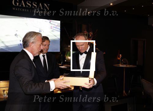 Amsterdam 9 december 2023
VIP dag van de luxury fair in de RAI. Dennis Bergkamp en zijn vrouw Henriette en dochters Estell ( zwanger) Saffron en Yasmin op de stand van Gassan Diamonds . presentatie gouden bankbiljet Dennis Bergkamp. david Bijlsma reikt het eerste exemplaar uit. Rob Jansen Davids Bijlsma en Dennis Bergkamp