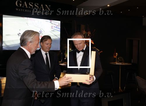 Amsterdam 9 december 2023
VIP dag van de luxury fair in de RAI. Dennis Bergkamp en zijn vrouw Henriette en dochters Estell ( zwanger) Saffron en Yasmin op de stand van Gassan Diamonds . presentatie gouden bankbiljet Dennis Bergkamp. david Bijlsma reikt het eerste exemplaar uit. Rob Jansen Davids Bijlsma en Dennis Bergkamp