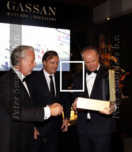 Amsterdam 9 december 2023
VIP dag van de luxury fair in de RAI. Dennis Bergkamp en zijn vrouw Henriette en dochters Estell ( zwanger) Saffron en Yasmin op de stand van Gassan Diamonds . presentatie gouden bankbiljet Dennis Bergkamp. david Bijlsma reikt het eerste exemplaar uit. Rob Jansen Davids Bijlsma en Dennis Bergkamp