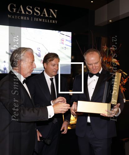 Amsterdam 9 december 2023
VIP dag van de luxury fair in de RAI. Dennis Bergkamp en zijn vrouw Henriette en dochters Estell ( zwanger) Saffron en Yasmin op de stand van Gassan Diamonds . presentatie gouden bankbiljet Dennis Bergkamp. david Bijlsma reikt het eerste exemplaar uit. Rob Jansen Davids Bijlsma en Dennis Bergkamp