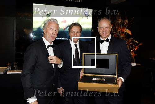 Amsterdam 9 december 2023
VIP dag van de luxury fair in de RAI. Dennis Bergkamp en zijn vrouw Henriette en dochters Estell ( zwanger) Saffron en Yasmin op de stand van Gassan Diamonds . presentatie gouden bankbiljet Dennis Bergkamp. david Bijlsma reikt het eerste exemplaar uit. Rob Jansen Davids Bijlsma en Dennis Bergkamp