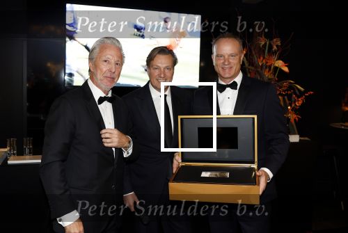 Amsterdam 9 december 2023
VIP dag van de luxury fair in de RAI. Dennis Bergkamp en zijn vrouw Henriette en dochters Estell ( zwanger) Saffron en Yasmin op de stand van Gassan Diamonds . presentatie gouden bankbiljet Dennis Bergkamp. david Bijlsma reikt het eerste exemplaar uit. Rob Jansen Davids Bijlsma en Dennis Bergkamp