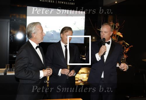Amsterdam 9 december 2023
VIP dag van de luxury fair in de RAI. Dennis Bergkamp en zijn vrouw Henriette en dochters Estell ( zwanger) Saffron en Yasmin op de stand van Gassan Diamonds . presentatie gouden bankbiljet Dennis Bergkamp. david Bijlsma reikt het eerste exemplaar uit. Rob Jansen Davids Bijlsma en Dennis Bergkamp