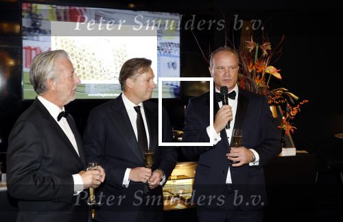 Amsterdam 9 december 2023
VIP dag van de luxury fair in de RAI. Dennis Bergkamp en zijn vrouw Henriette en dochters Estell ( zwanger) Saffron en Yasmin op de stand van Gassan Diamonds . presentatie gouden bankbiljet Dennis Bergkamp. david Bijlsma reikt het eerste exemplaar uit. Rob Jansen Davids Bijlsma en Dennis Bergkamp