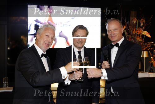 Amsterdam 9 december 2023
VIP dag van de luxury fair in de RAI. Dennis Bergkamp en zijn vrouw Henriette en dochters Estell ( zwanger) Saffron en Yasmin op de stand van Gassan Diamonds . presentatie gouden bankbiljet Dennis Bergkamp. david Bijlsma reikt het eerste exemplaar uit. Rob Jansen Davids Bijlsma en Dennis Bergkamp