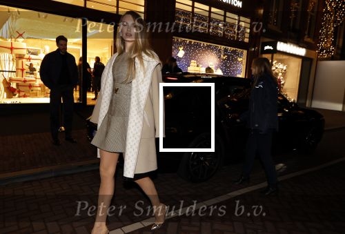 Amsterdam 14 december 2023
Opening van de nieuwe Louis Vuitton winkel op de pc Hooftstraat.
Alle gasten werden met luxe BMW \'s gebracht. Romee Strijd en haar man Laurens v Leeuwen