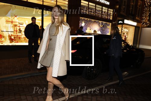 Amsterdam 14 december 2023
Opening van de nieuwe Louis Vuitton winkel op de pc Hooftstraat.
Alle gasten werden met luxe BMW \'s gebracht. Romee Strijd en haar man Laurens v Leeuwen
