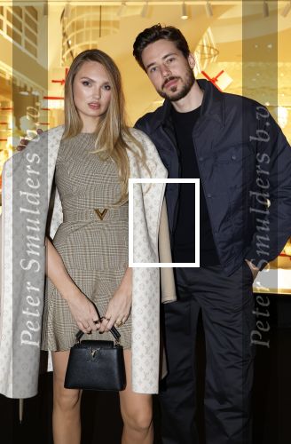 Amsterdam 14 december 2023
Opening van de nieuwe Louis Vuitton winkel op de pc Hooftstraat.
Alle gasten werden met luxe BMW \'s gebracht. Romee Strijd en haar man Laurens v Leeuwen