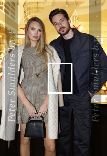 Amsterdam 14 december 2023
Opening van de nieuwe Louis Vuitton winkel op de pc Hooftstraat.
Alle gasten werden met luxe BMW \'s gebracht. Romee Strijd en haar man Laurens v Leeuwen