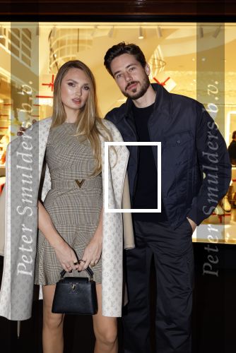 Amsterdam 14 december 2023
Opening van de nieuwe Louis Vuitton winkel op de pc Hooftstraat.
Alle gasten werden met luxe BMW \'s gebracht. Romee Strijd en haar man Laurens v Leeuwen