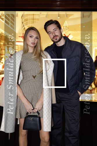 Amsterdam 14 december 2023
Opening van de nieuwe Louis Vuitton winkel op de pc Hooftstraat.
Alle gasten werden met luxe BMW \'s gebracht. Romee Strijd en haar man Laurens v Leeuwen