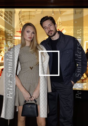 Amsterdam 14 december 2023
Opening van de nieuwe Louis Vuitton winkel op de pc Hooftstraat.
Alle gasten werden met luxe BMW \'s gebracht. Romee Strijd en haar man Laurens v Leeuwen