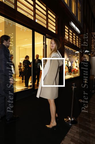 Amsterdam 14 december 2023
Opening van de nieuwe Louis Vuitton winkel op de pc Hooftstraat.
Alle gasten werden met luxe BMW \'s gebracht. Romee Strijd en haar man Laurens v Leeuwen