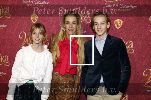 Amsterdam 8 december 2023
Premiere Wonka in Pathe Noord. roos Reedijk met kinderen
