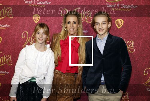 Amsterdam 8 december 2023
Premiere Wonka in Pathe Noord. roos Reedijk met kinderen