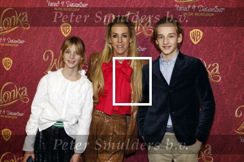 Amsterdam 8 december 2023
Premiere Wonka in Pathe Noord. roos Reedijk met kinderen