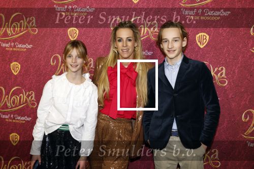 Amsterdam 8 december 2023
Premiere Wonka in Pathe Noord. roos Reedijk met kinderen