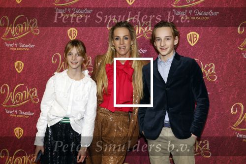 Amsterdam 8 december 2023
Premiere Wonka in Pathe Noord. roos Reedijk met kinderen