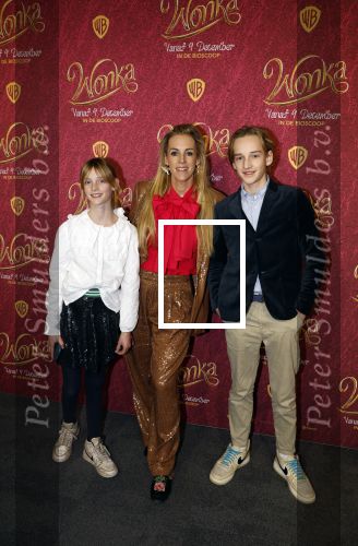 Amsterdam 8 december 2023
Premiere Wonka in Pathe Noord. roos Reedijk met kinderen