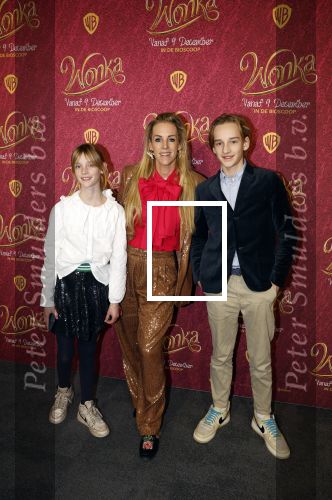 Amsterdam 8 december 2023
Premiere Wonka in Pathe Noord. roos Reedijk met kinderen