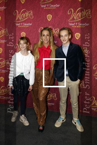 Amsterdam 8 december 2023
Premiere Wonka in Pathe Noord. roos Reedijk met kinderen