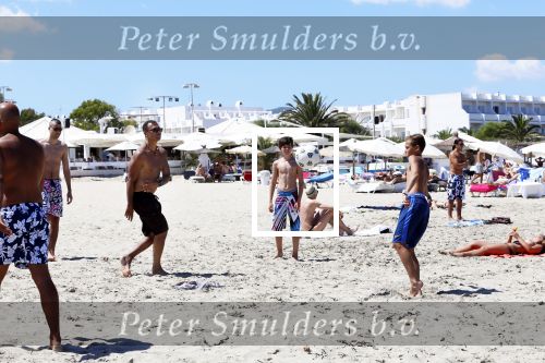 ibiza 17 juli 2012
Ruud Gullit op vakantie met al zijn 6 kinderen Felicity Charmayne Quincy Cheyenne Joelle en Maxim .
Peter Smulders bv