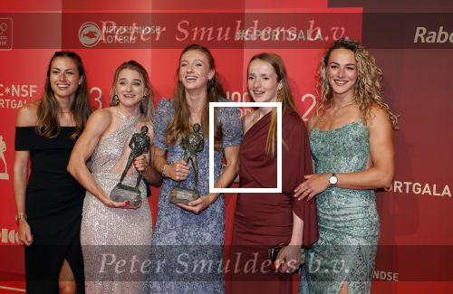 Utrecht 20 december 2023
Sportman / sportvrouw van jaar gala . Sportploeg van het jaar dee dames 400 meter met Femke Bol Lieke Klaver Eveline Saalberg Cathelijn Peeters en Lisanne de Witte