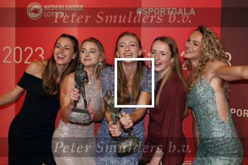 Utrecht 20 december 2023
Sportman / sportvrouw van jaar gala . Sportploeg van het jaar dee dames 400 meter met Femke Bol Lieke Klaver Eveline Saalberg Cathelijn Peeters en Lisanne de Witte